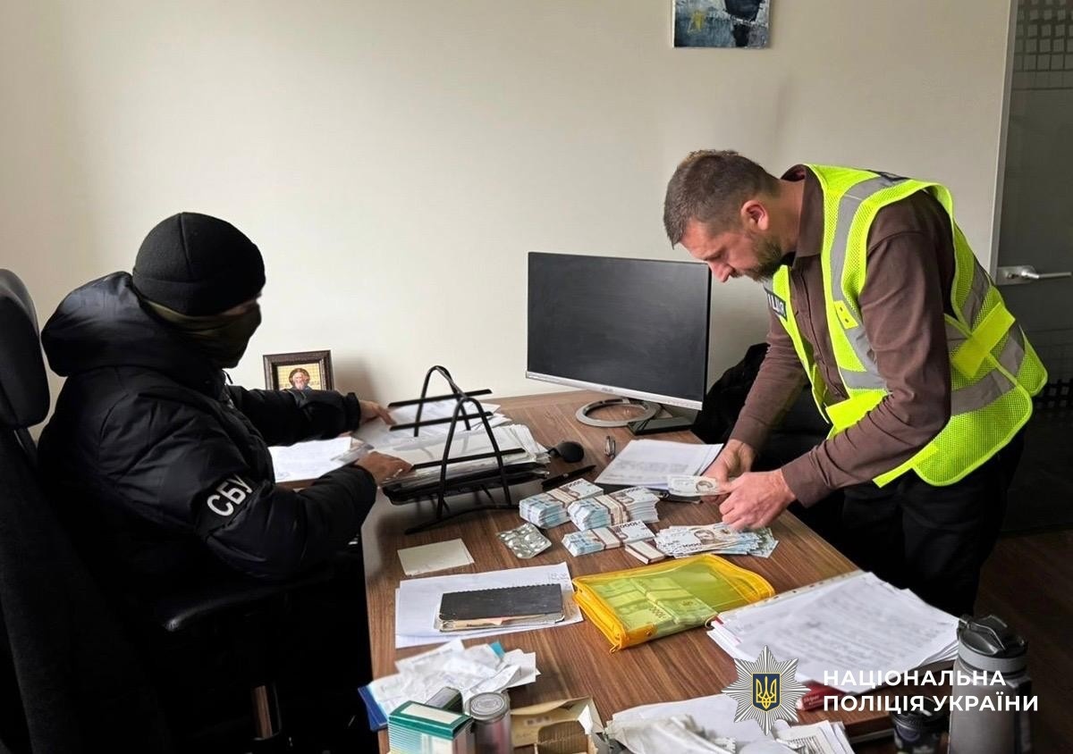 На Житомирщині затримали податкового консультанта, який вимагав 1,3 млн грн за 