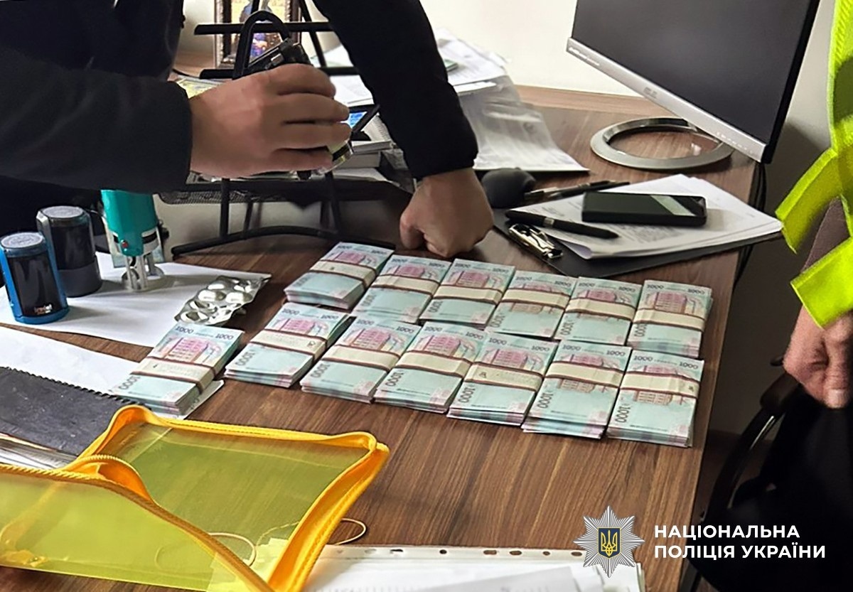 На Житомирщині затримали податкового консультанта, який вимагав 1,3 млн грн за 