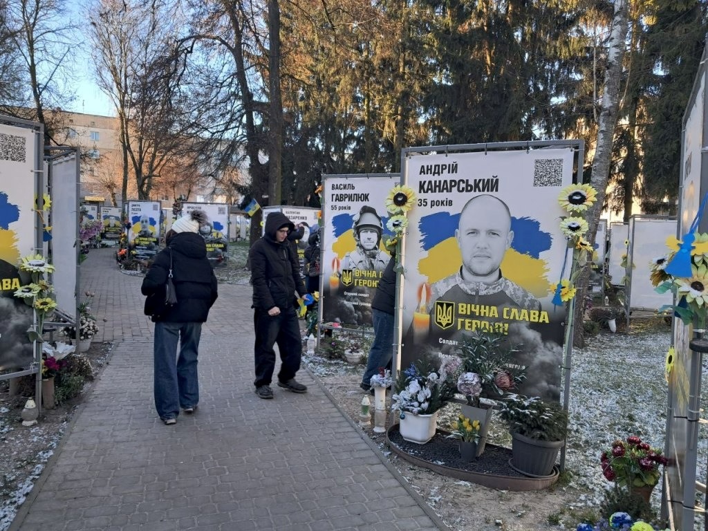 Тиха акція «Ангели пам'яті»: як учні Звягеля вшанували полеглих захисників України