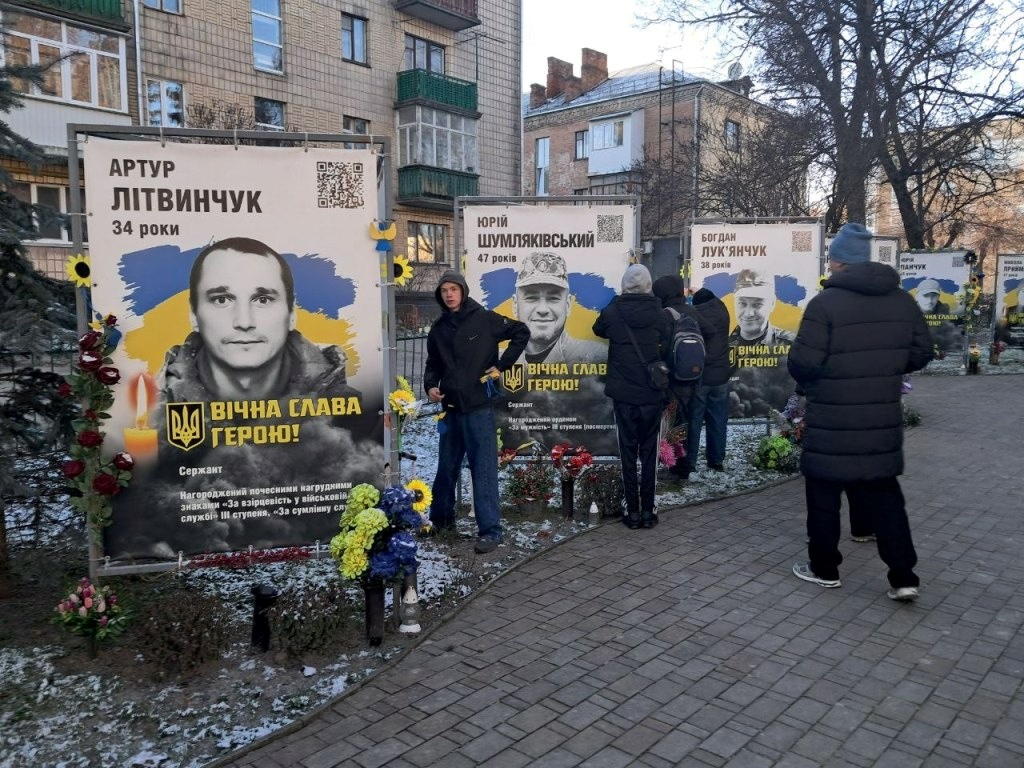 Тиха акція «Ангели пам'яті»: як учні Звягеля вшанували полеглих захисників України