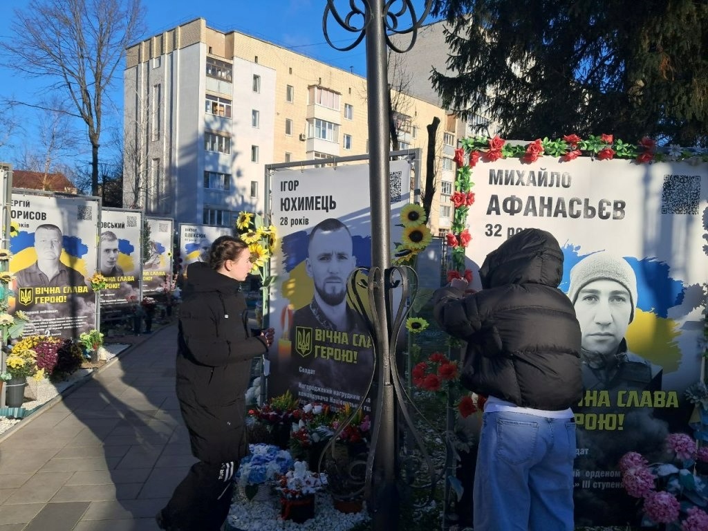 Тиха акція «Ангели пам'яті»: як учні Звягеля вшанували полеглих захисників України