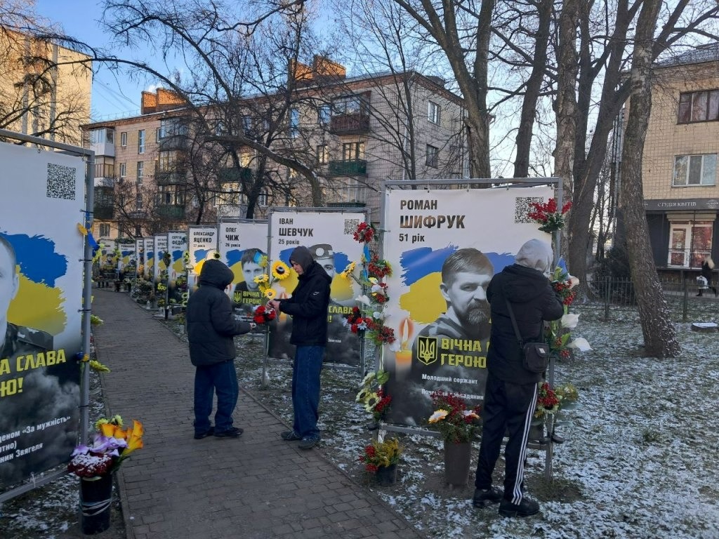 Тиха акція «Ангели пам'яті»: як учні Звягеля вшанували полеглих захисників України