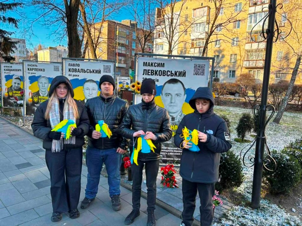Тиха акція «Ангели пам'яті»: як учні Звягеля вшанували полеглих захисників України