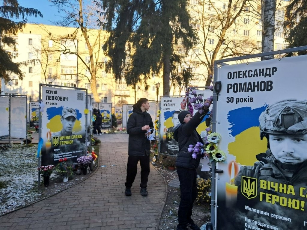 Тиха акція «Ангели пам'яті»: як учні Звягеля вшанували полеглих захисників України