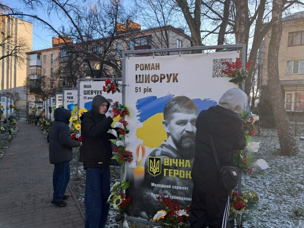 Тиха акція «Ангели пам'яті»: як учні Звягеля вшанували полеглих захисників України