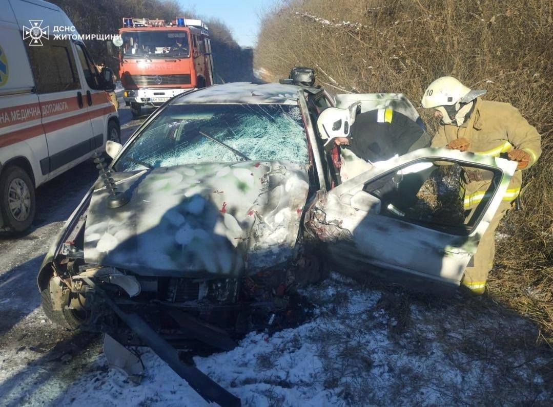 Поблизу Звягеля рятувальники деблокували водійку із понівеченої автівки