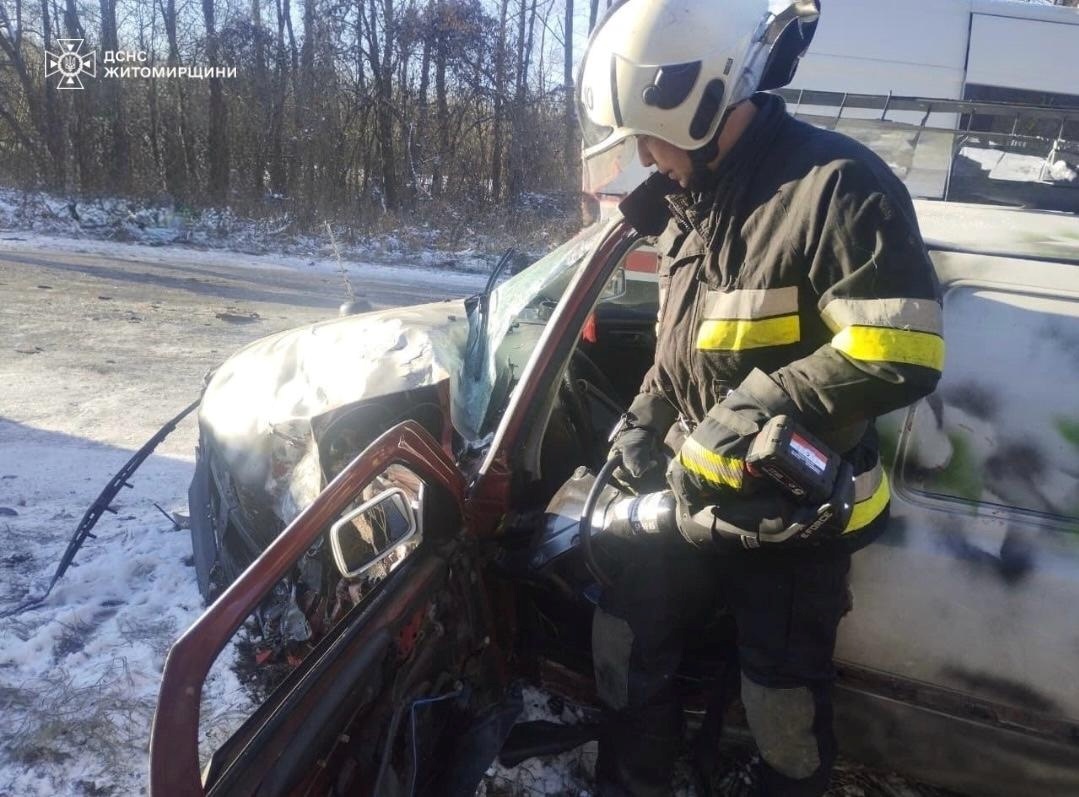 Поблизу Звягеля рятувальники деблокували водійку із понівеченої автівки