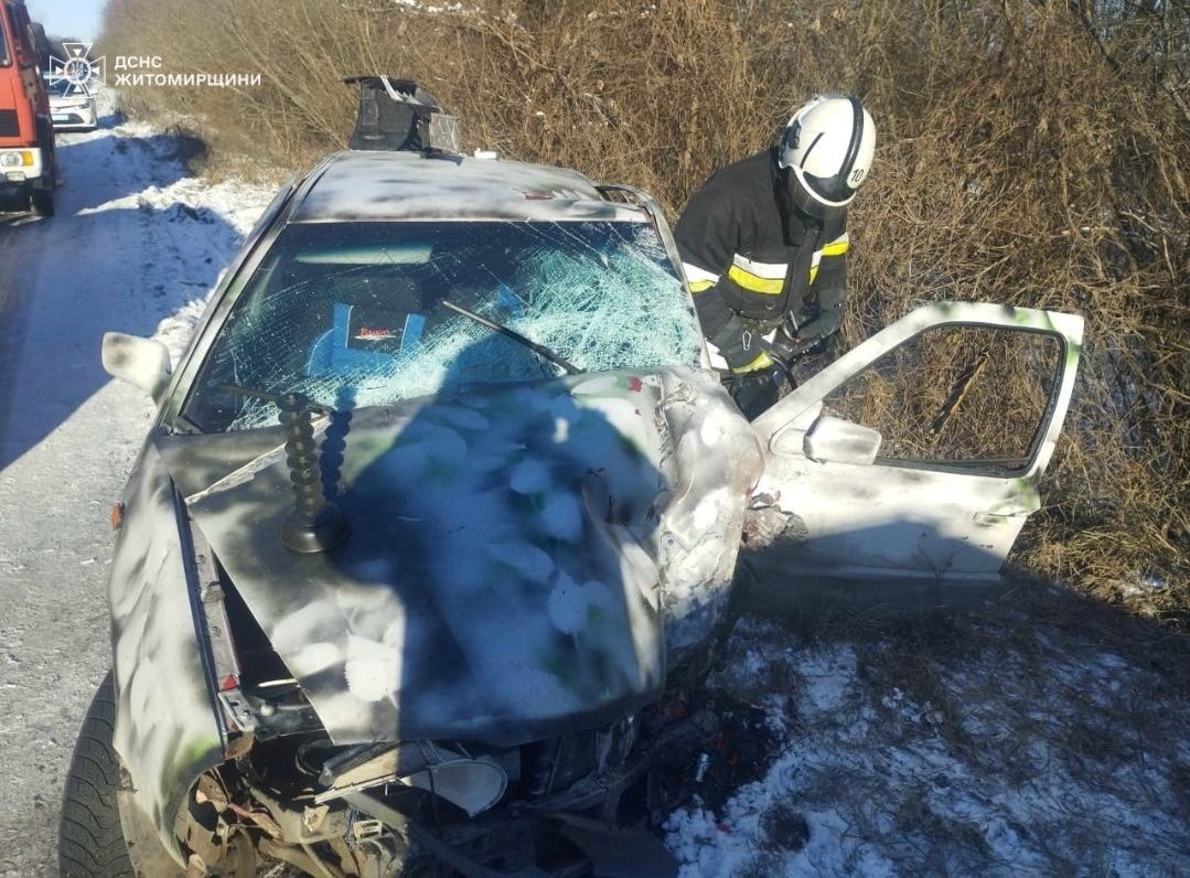 Поблизу Звягеля рятувальники деблокували водійку із понівеченої автівки
