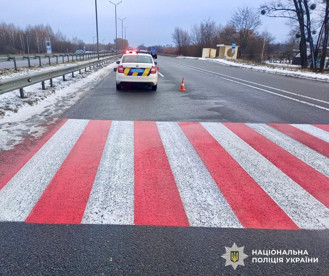 Водійка Kia Sportage збила звягелянку, яка перетинала автошлях – жінка в реанімації