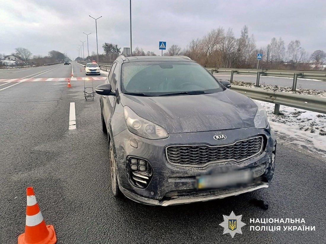 Водійка Kia Sportage збила звягелянку, яка перетинала автошлях – жінка в реанімації
