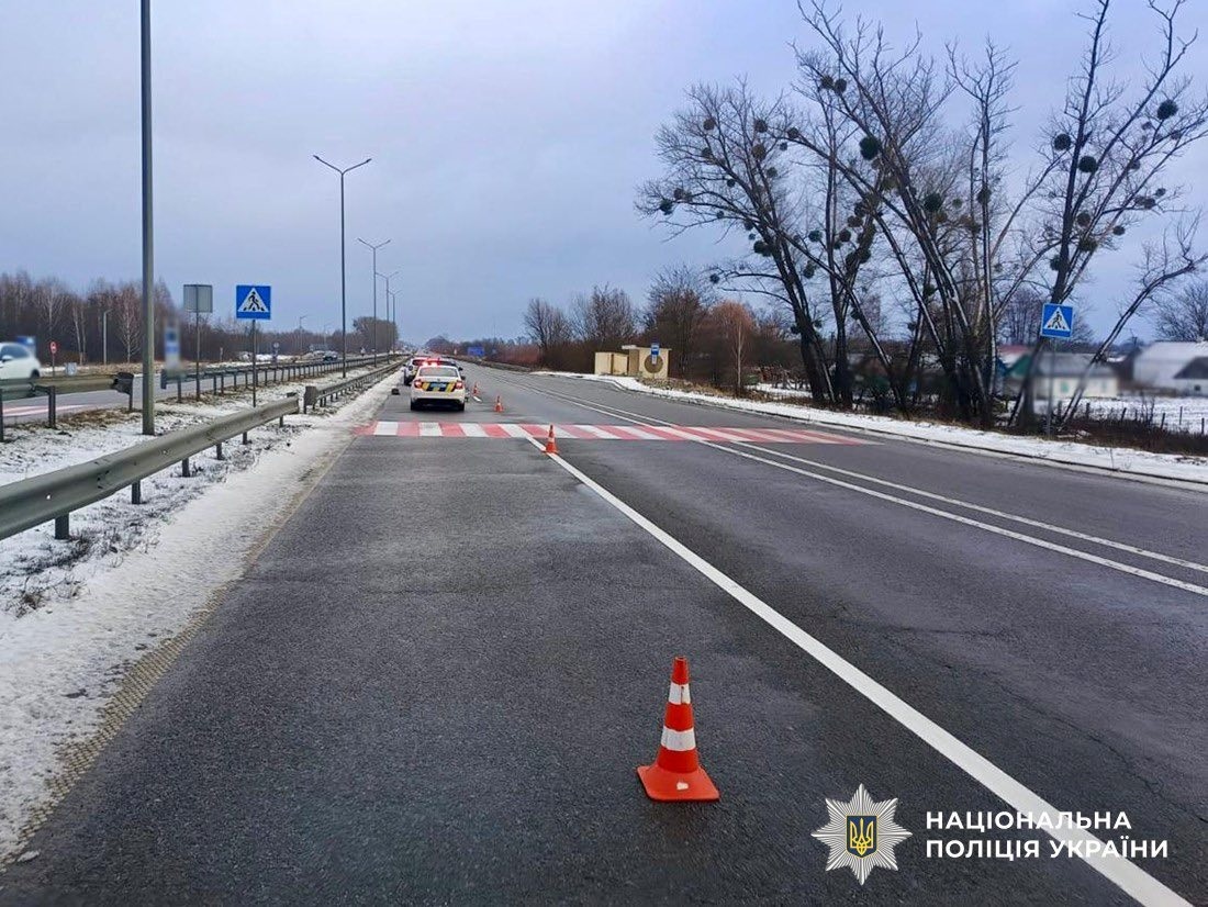 Водійка Kia Sportage збила звягелянку, яка перетинала автошлях – жінка в реанімації