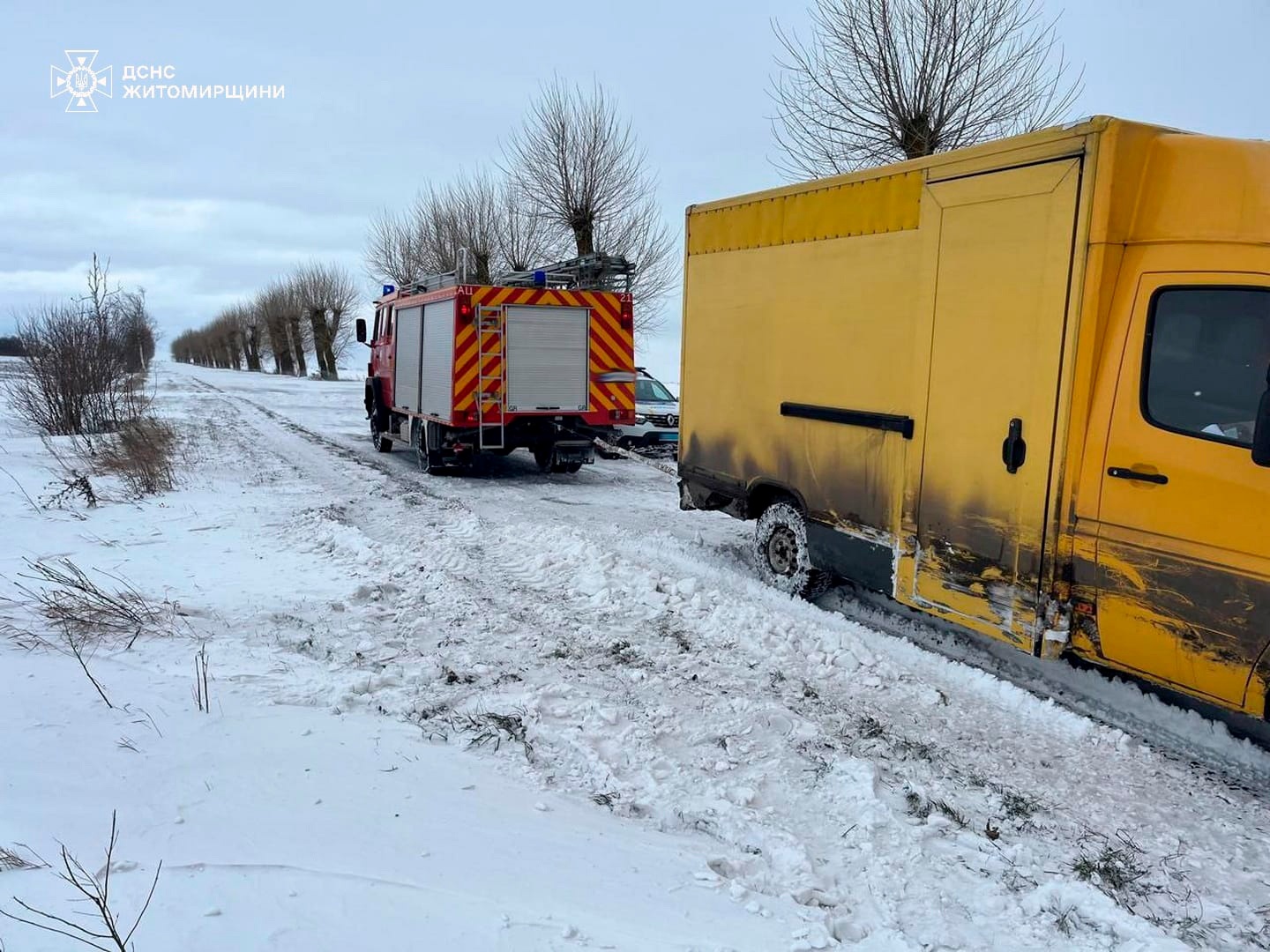 Через негоду на Звягельщині рятувальники витягали зі снігових заметів три автівки