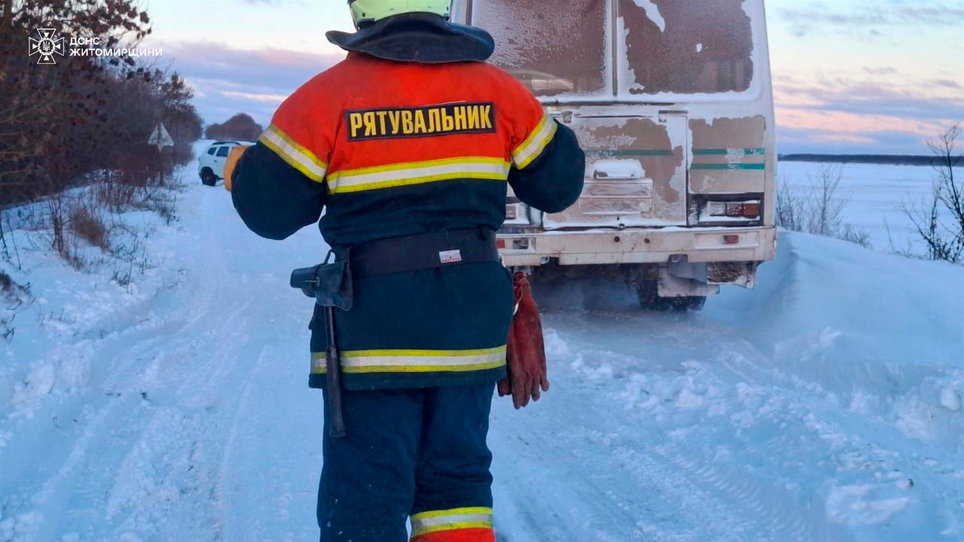 Через негоду на Звягельщині рятувальники витягали зі снігових заметів три автівки