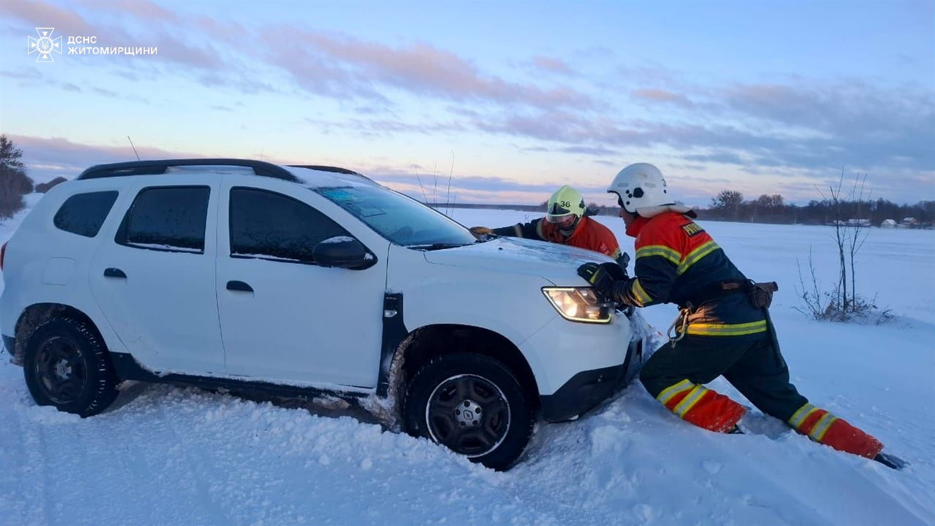 Через негоду на Звягельщині рятувальники витягали зі снігових заметів три автівки