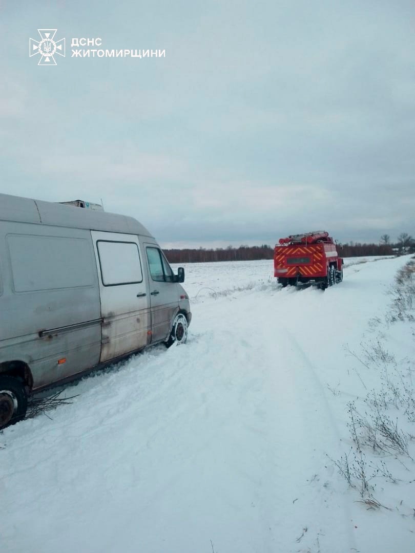 Через негоду на Звягельщині рятувальники витягали зі снігових заметів три автівки