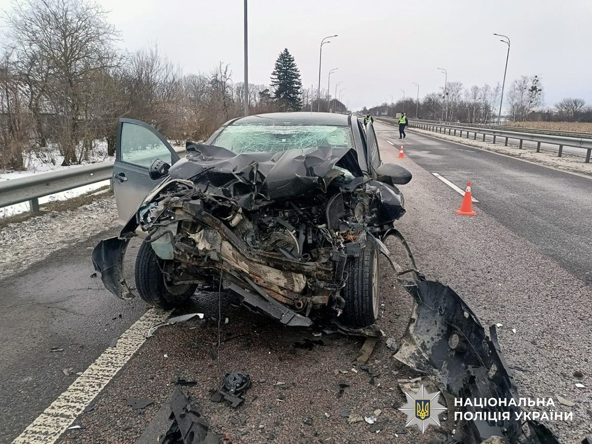 Внаслідок зіткнення автомобілів Nissan та КамАЗу двоє людей потрапило до лікарні