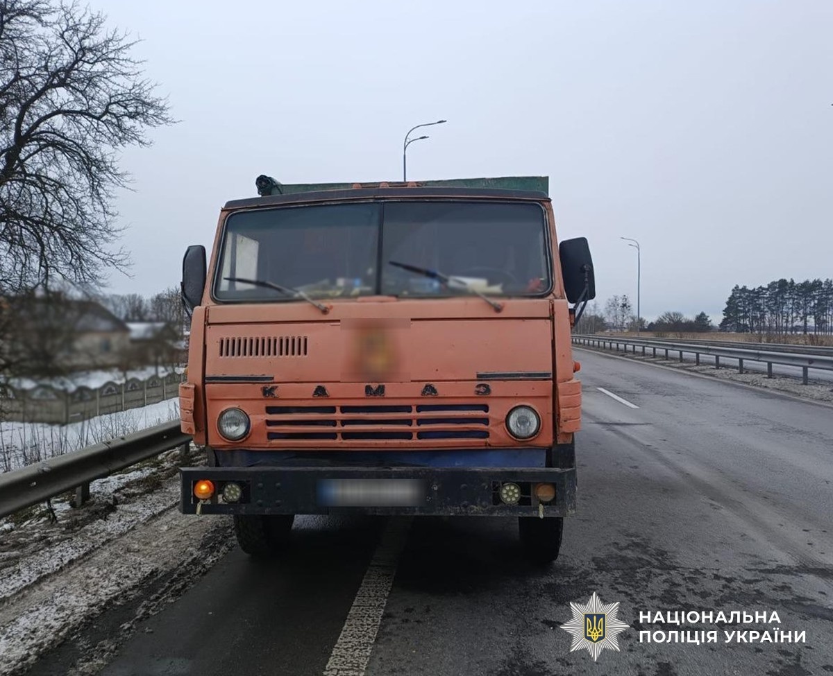 Внаслідок зіткнення автомобілів Nissan та КамАЗу двоє людей потрапило до лікарні