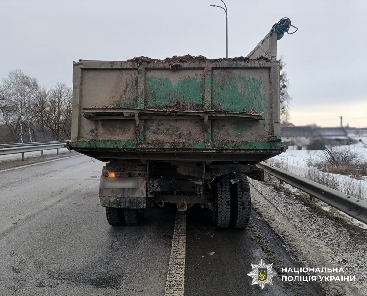 Внаслідок зіткнення автомобілів Nissan та КамАЗу двоє людей потрапило до лікарні