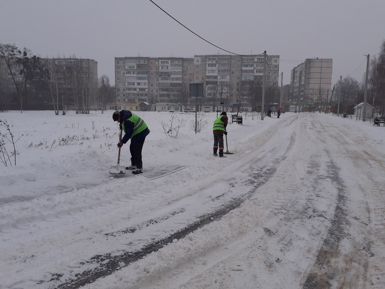 Через снігопад у Звягелі залучили 8 одиниць спецтехніки для розчищення доріг