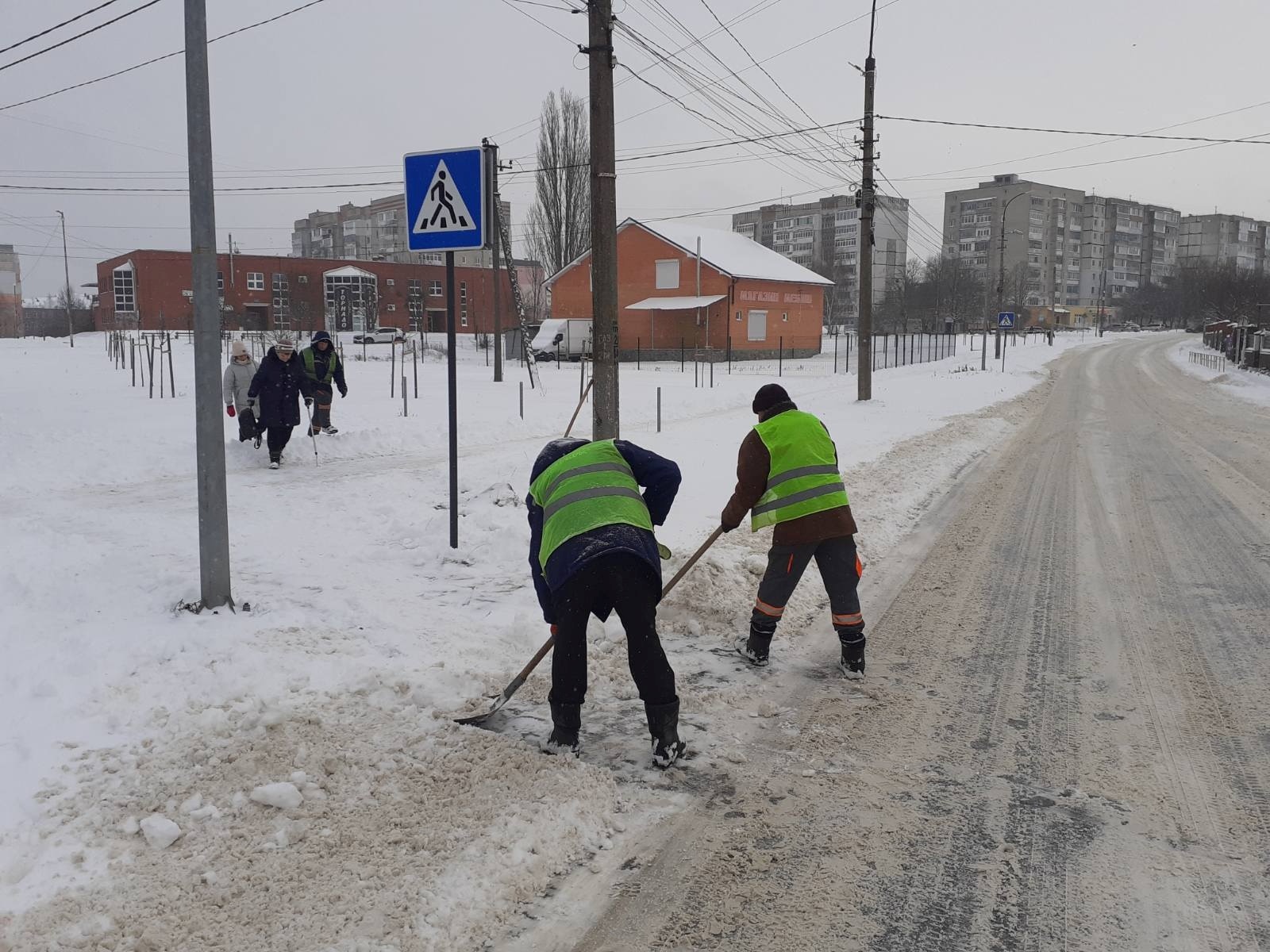 Через снігопад у Звягелі залучили 8 одиниць спецтехніки для розчищення доріг