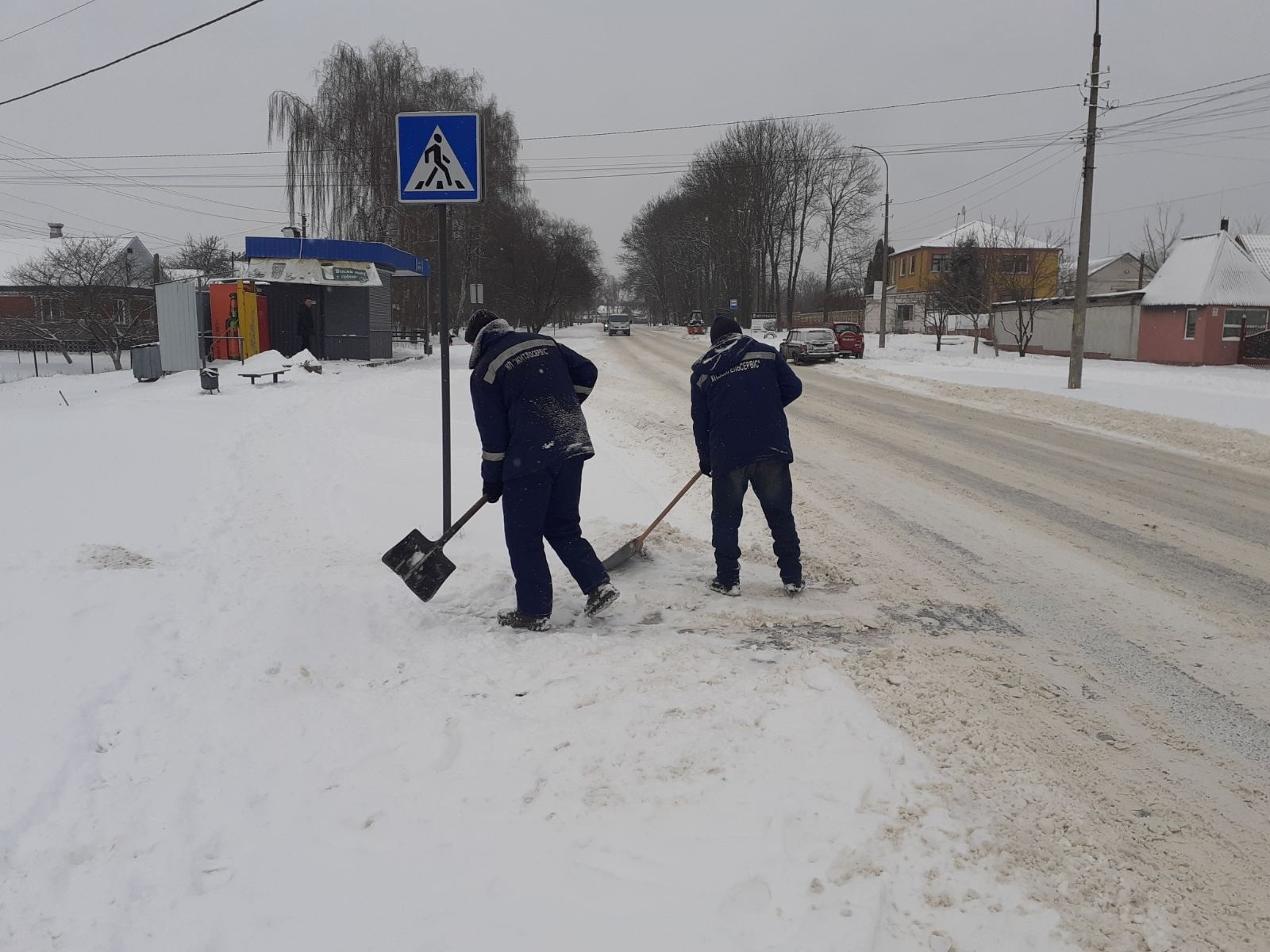 Через снігопад у Звягелі залучили 8 одиниць спецтехніки для розчищення доріг