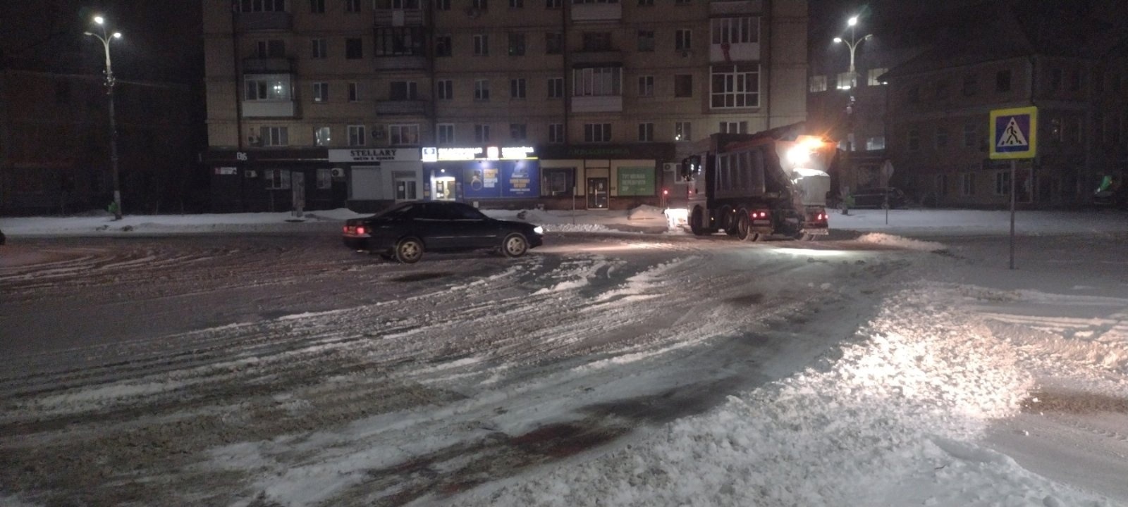 Через снігопад у Звягелі залучили 8 одиниць спецтехніки для розчищення доріг