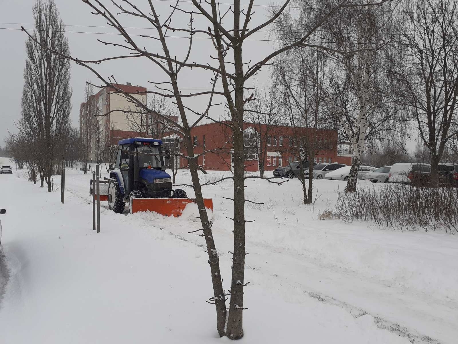 Через снігопад у Звягелі залучили 8 одиниць спецтехніки для розчищення доріг