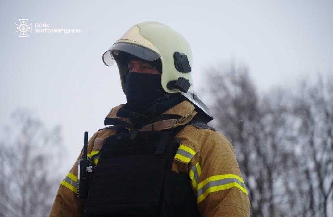 Рятувальники показали світлини з місця ліквідації наслідків обстрілу Звягельщини