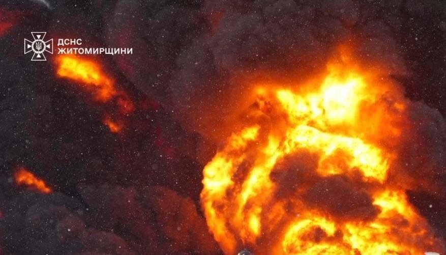 Рятувальники показали світлини з місця ліквідації наслідків обстрілу Звягельщини