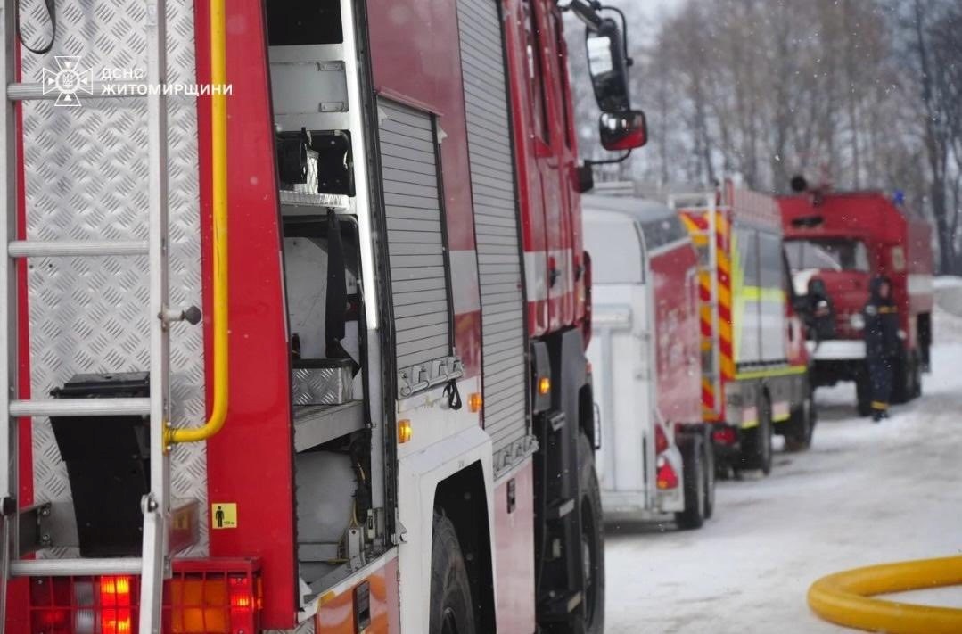 Рятувальники показали світлини з місця ліквідації наслідків обстрілу Звягельщини