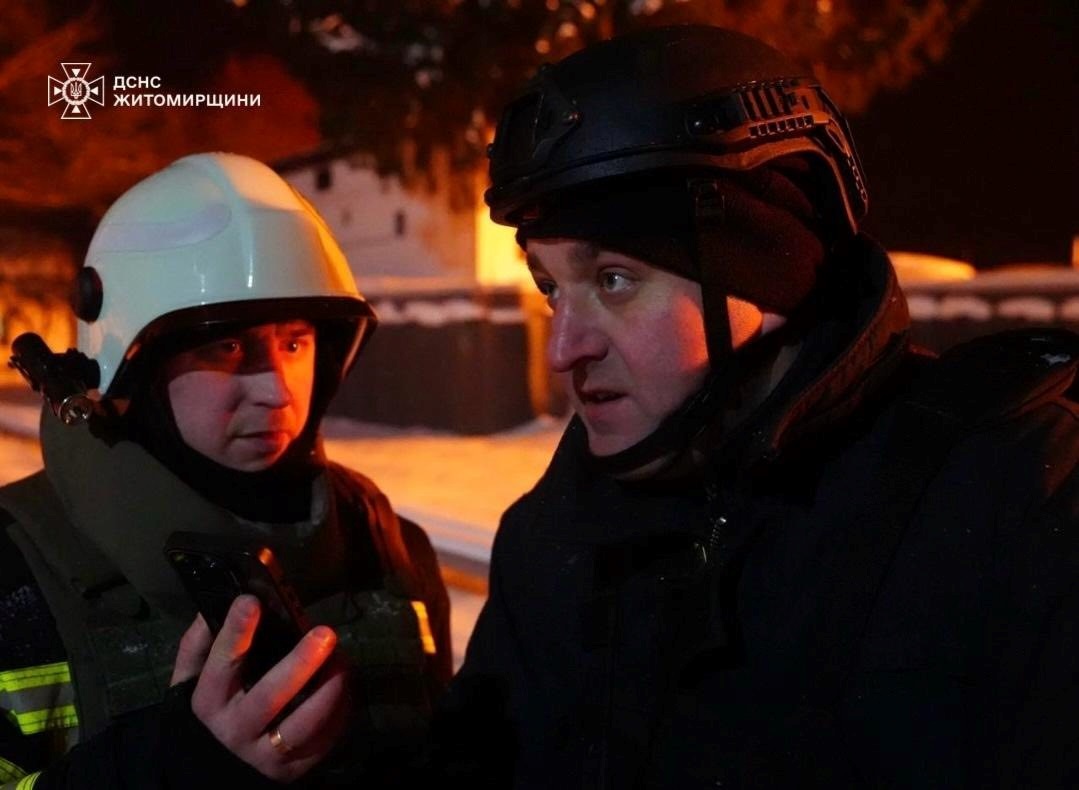 Рятувальники показали світлини з місця ліквідації наслідків обстрілу Звягельщини