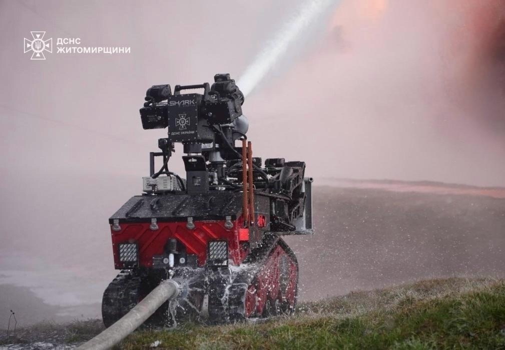 Рятувальники показали світлини з місця ліквідації наслідків обстрілу Звягельщини