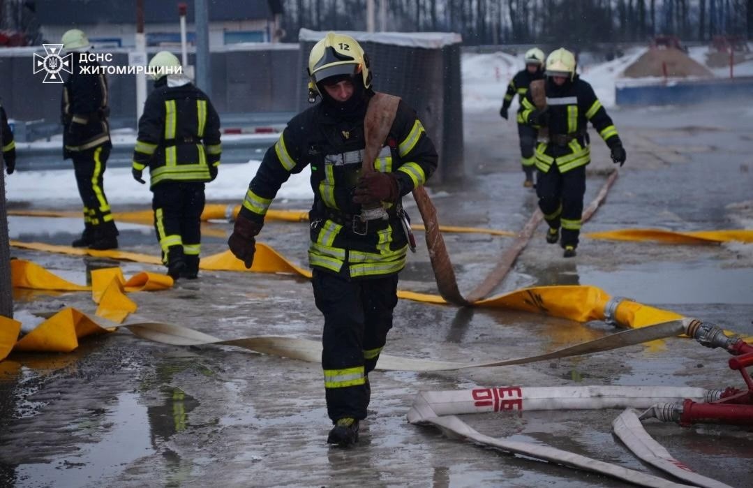 Рятувальники показали світлини з місця ліквідації наслідків обстрілу Звягельщини