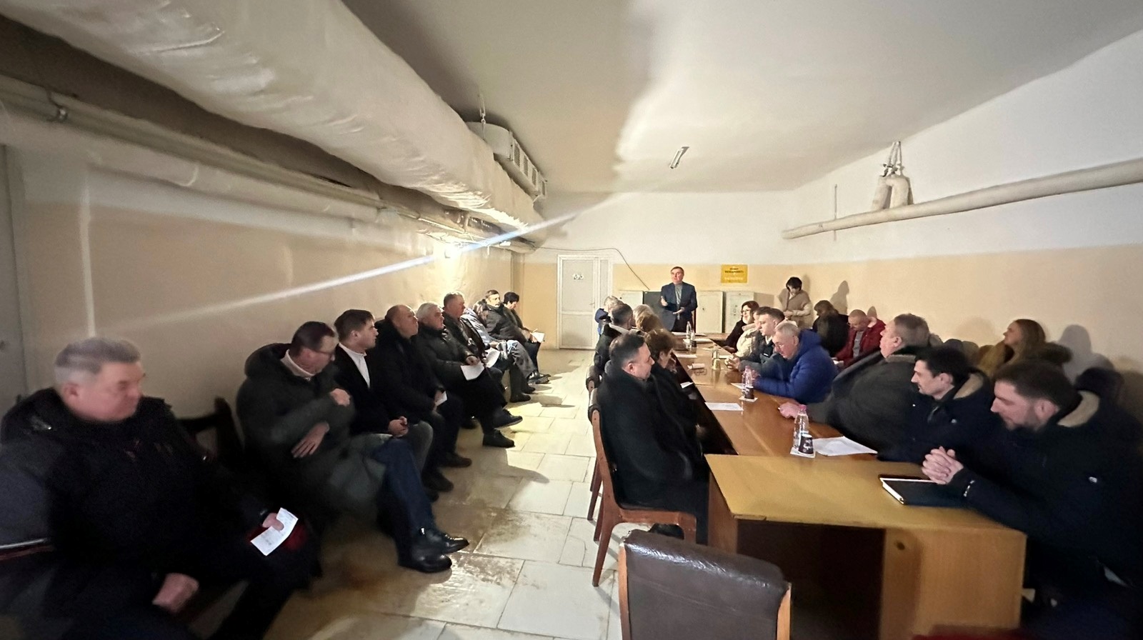В укритті без світла: Звягельська міськрада виділила 29 млн на армію та підвищила зарплати педагогам