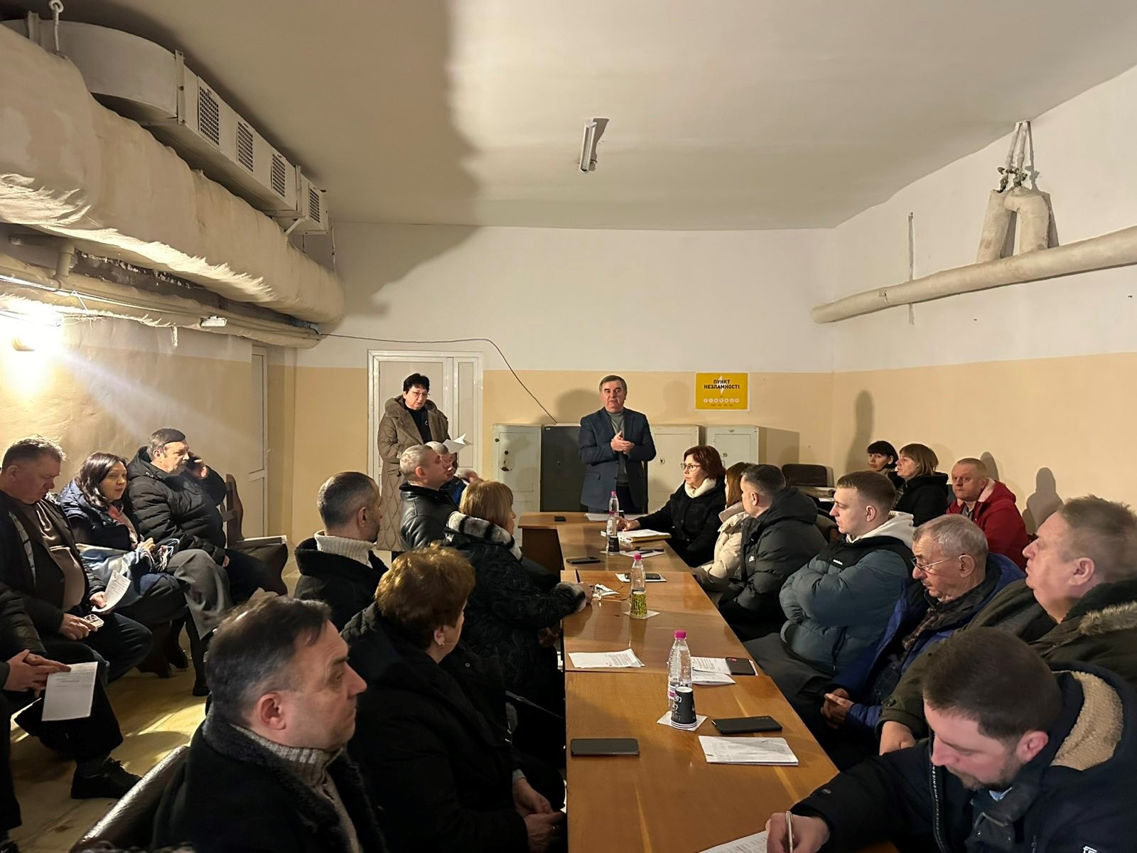 В укритті без світла: Звягельська міськрада виділила 29 млн на армію та підвищила зарплати педагогам