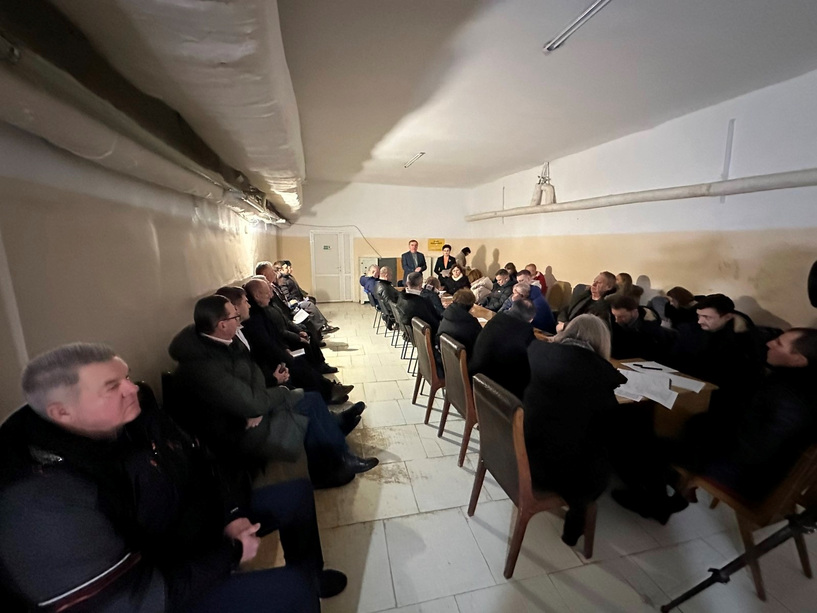 В укритті без світла: Звягельська міськрада виділила 29 млн на армію та підвищила зарплати педагогам