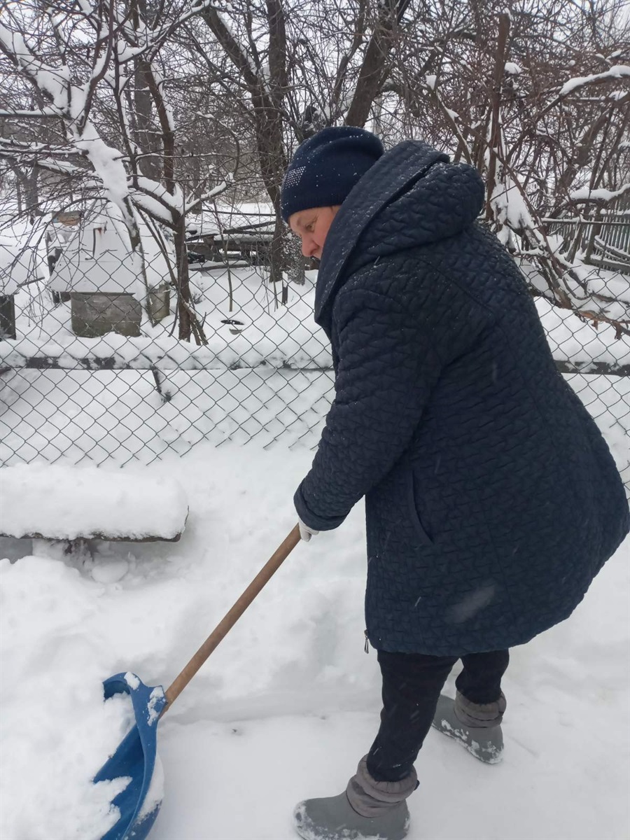 Як соцпрацівники терцентру Звягеля допомагають підопічним в умовах морозу і відключень світла
