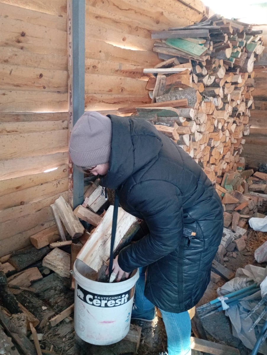 Як соцпрацівники терцентру Звягеля допомагають підопічним в умовах морозу і відключень світла