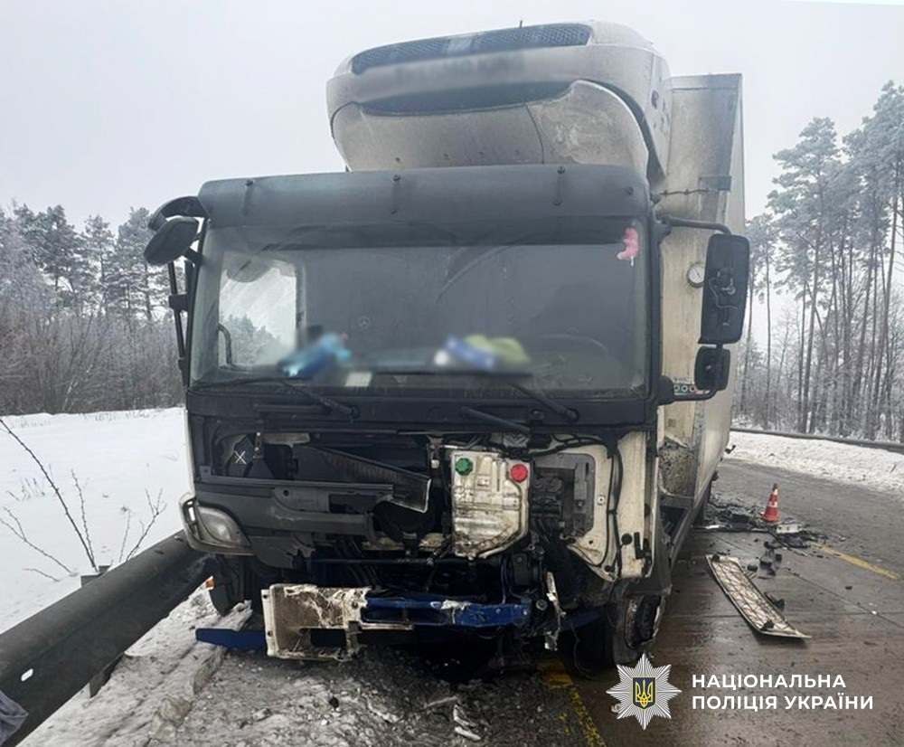 Водій позашляховика помер, троє пасажирок у лікарні: поліція розслідує ДТП на Житомирщині
