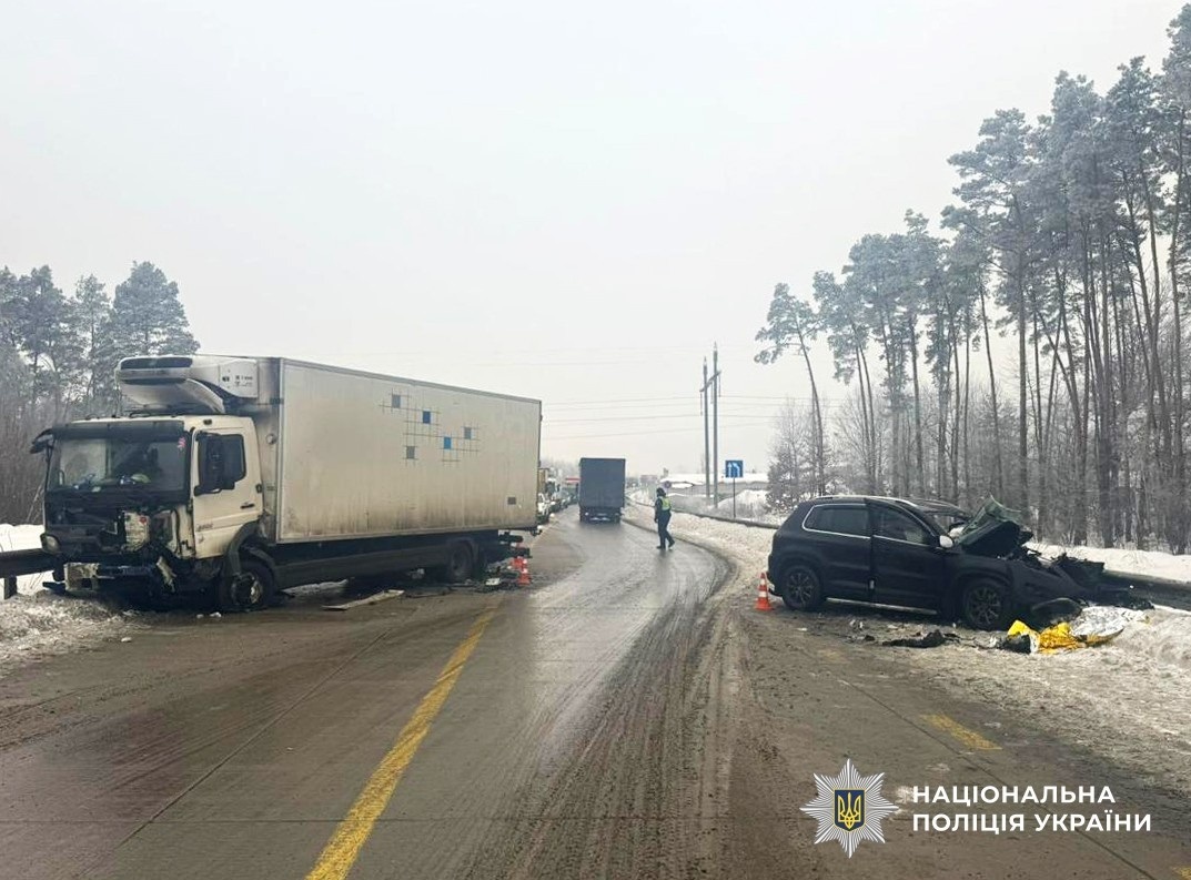 Водій позашляховика помер, троє пасажирок у лікарні: поліція розслідує ДТП на Житомирщині