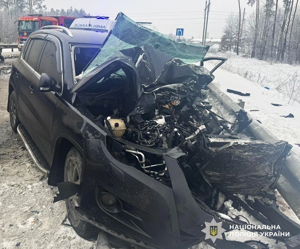 Водій позашляховика помер, троє пасажирок у лікарні: поліція розслідує ДТП на Житомирщині