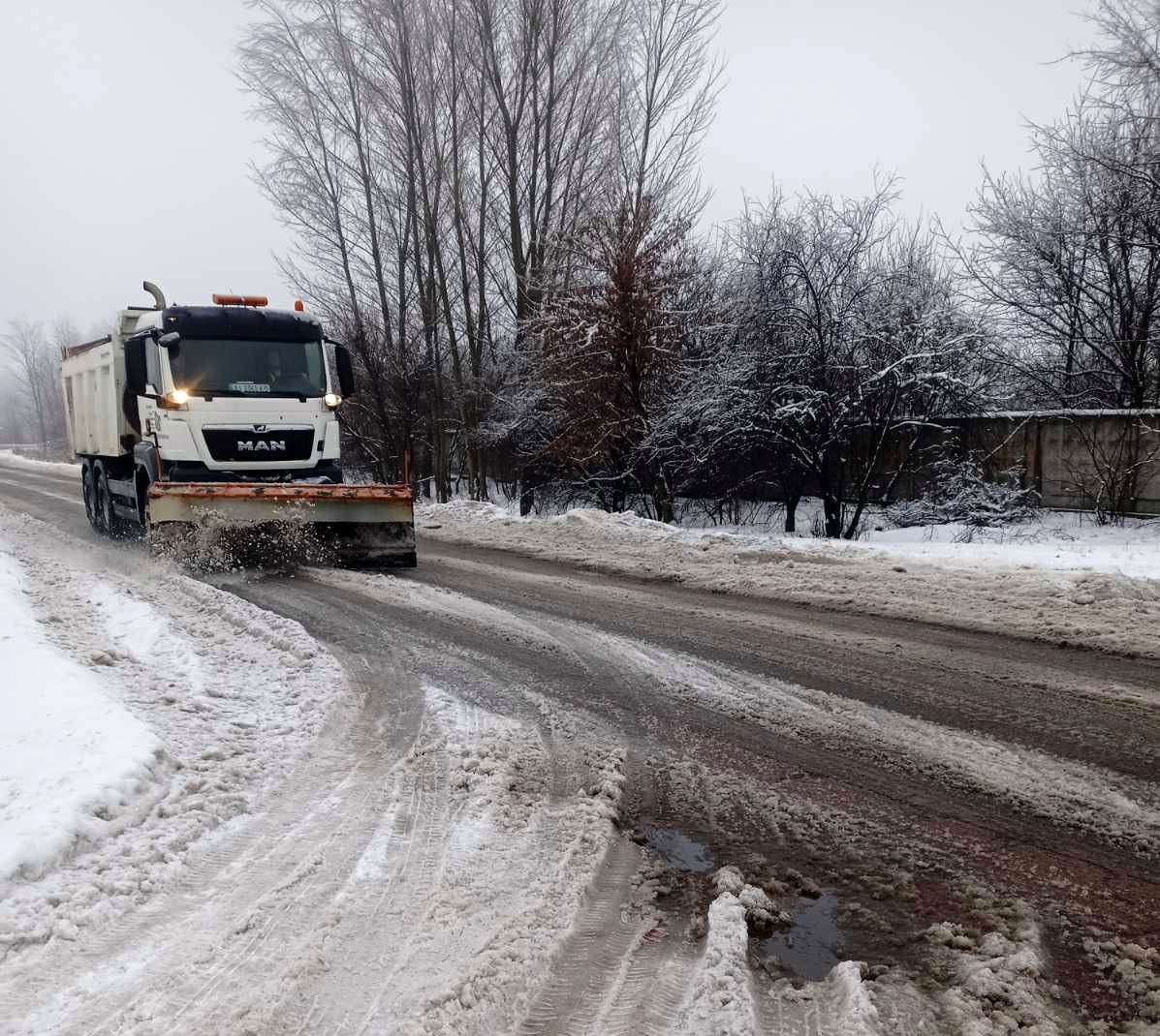 Дорожники готують траси Житомирщини до прийдешніх морозів