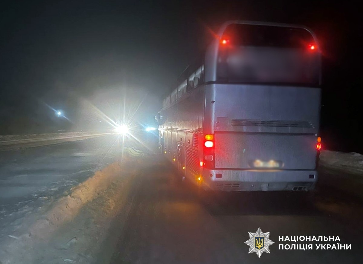 Автобус збив пішохода на трасі Київ – Чоп: слідчі шукають свідків події