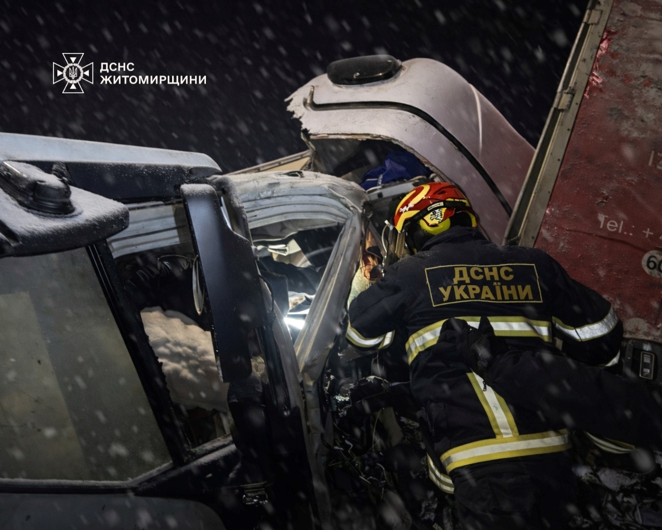 Автотроща на Житомирщині: близько 11 вантажних та легкових автівок потрапили в ДТП