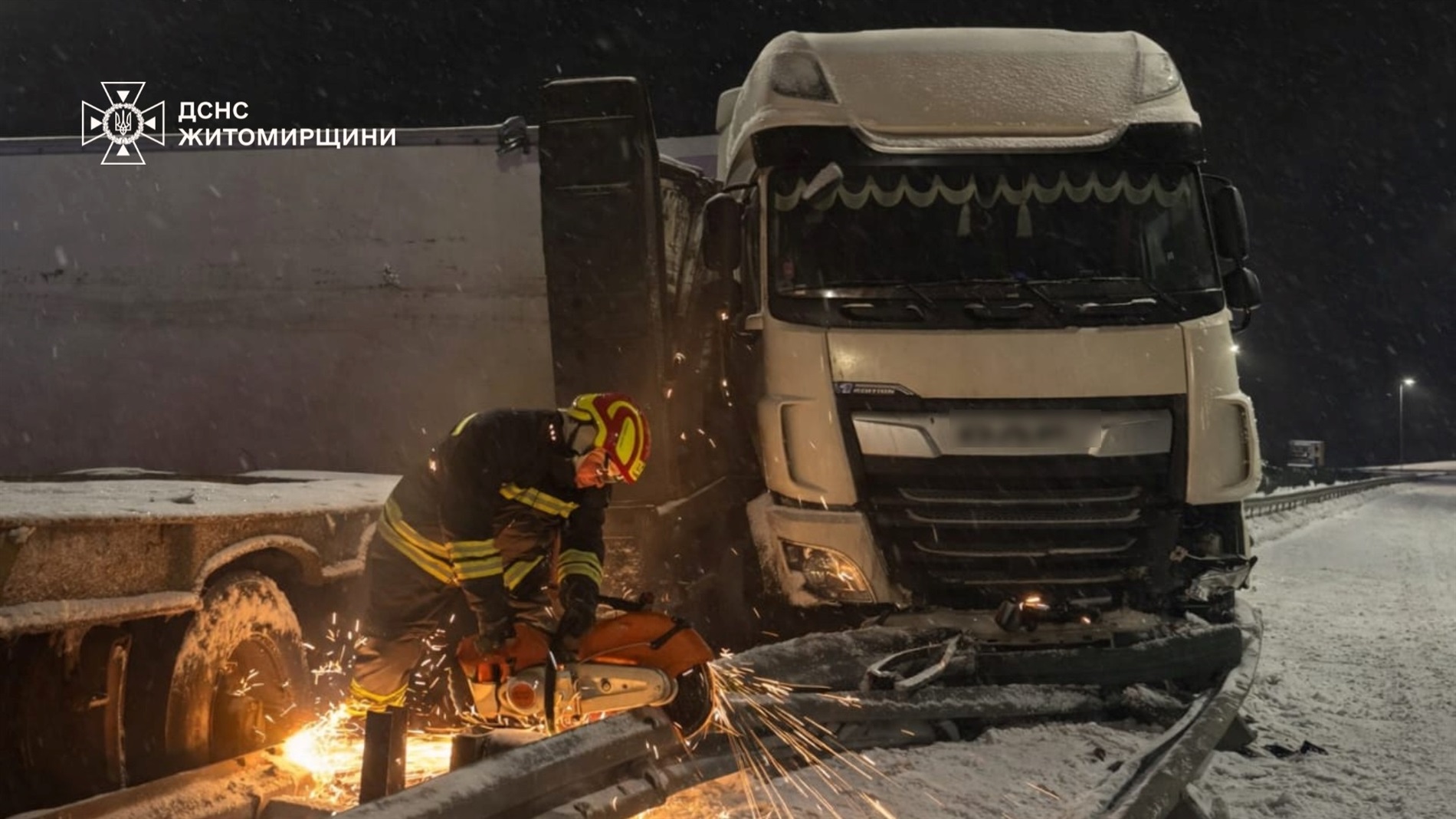 Автотроща на Житомирщині: близько 11 вантажних та легкових автівок потрапили в ДТП