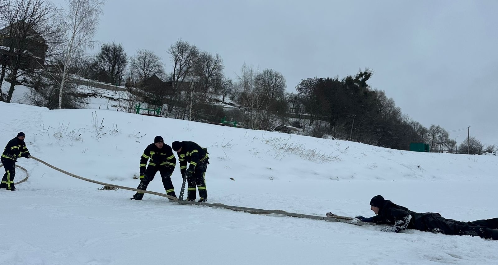 Рятувальники Звягеля тренувалися витягати людей, які провалилися під лід
