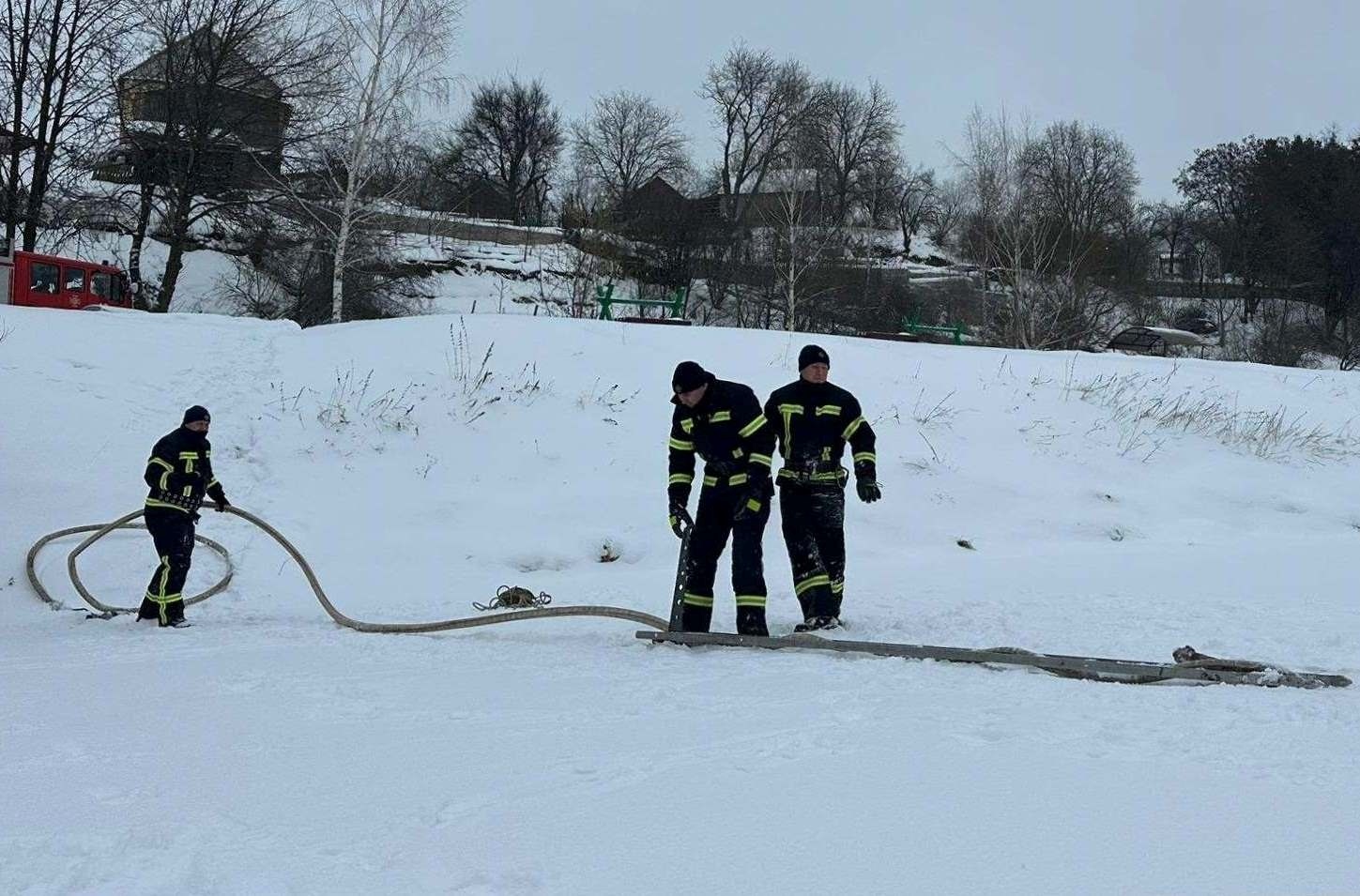 Рятувальники Звягеля тренувалися витягати людей, які провалилися під лід