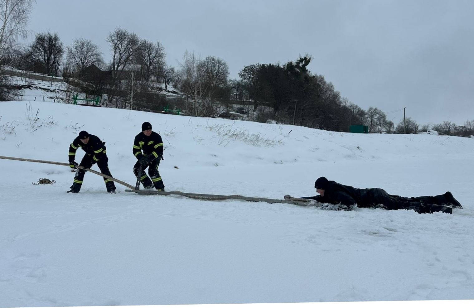 Рятувальники Звягеля тренувалися витягати людей, які провалилися під лід