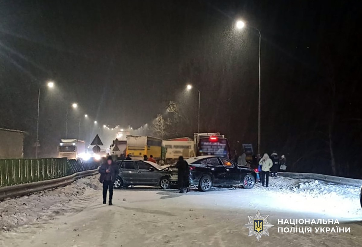 Деталі ланцюгової ДТП на Житомирщині: 11 авто, четверо травмованих, двоє – в реанімації