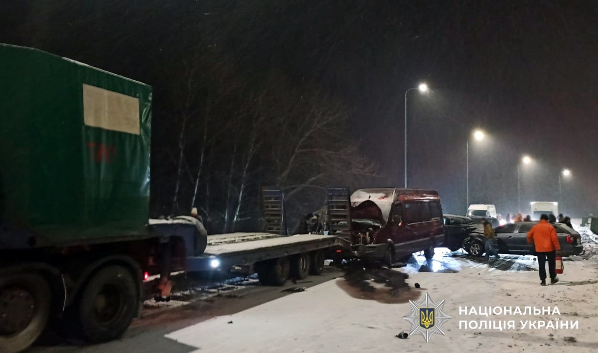 Деталі ланцюгової ДТП на Житомирщині: 11 авто, четверо травмованих, двоє – в реанімації